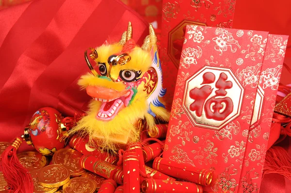 Chinees Nieuwjaar ornamenten--traditionele dansen dragon, gouden munt en geld rode packet, rode firecracker — Stockfoto