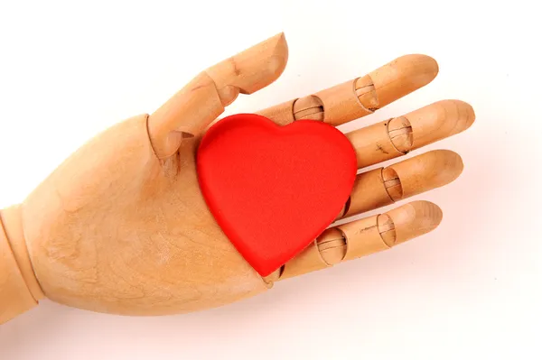 Fából készült mannequins kezei, vörös szív szimbólum — Stock Fotó