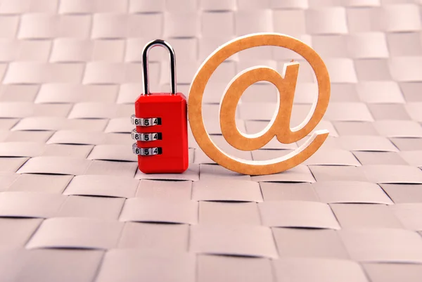 Hänglås e-säkerhet internet mail — Stockfoto