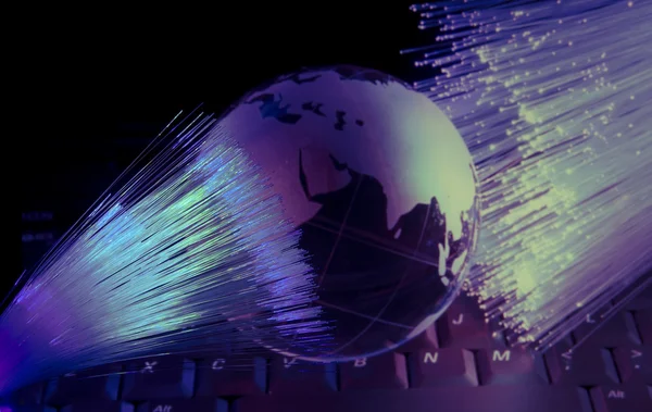 Concepto de datos informáticos con globo terrestre contra fondo de fibra óptica — Foto de Stock