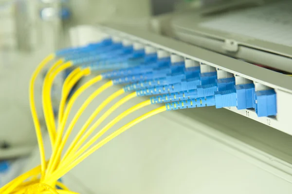 Routers de sala de servidores de red y cables de fibra óptica — Foto de Stock