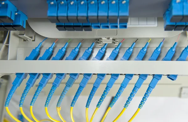 Routeurs de salle de serveur réseau et câbles à fibre optique — Photo