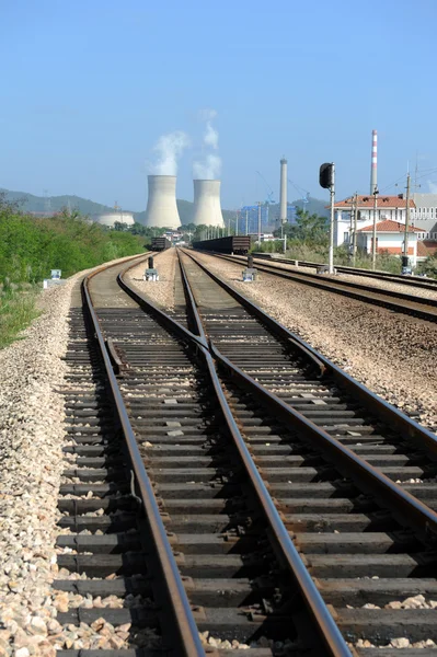 Industriellt landskap med skorstenar och tåg. — Stockfoto