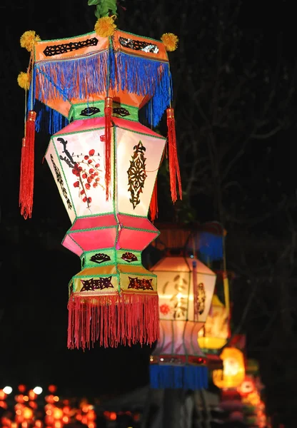 Lanternas vermelhas com letras chinesas impressas. Traz boa sorte e paz à oração — Fotografia de Stock