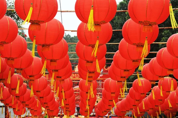 Lanternes rouges avec lettres chinoises imprimées. Elle porte chance et paix à la prière — Photo