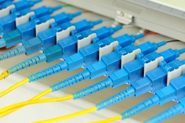 Routers de sala de servidores de red y cables de fibra óptica — Foto de Stock