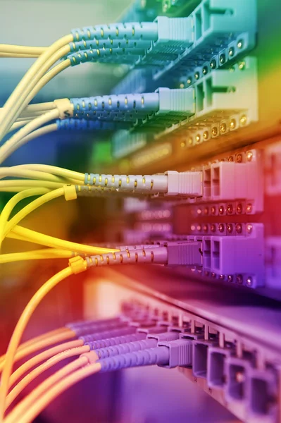 Routers de sala de servidores de red y cables de fibra óptica —  Fotos de Stock