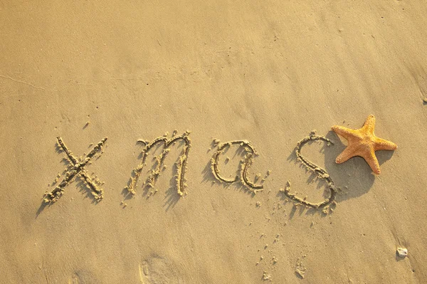 圣诞节在沙滩上的手写体 — 图库照片