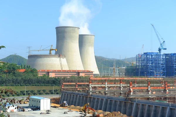 Torre de refrigeración de la central nuclear — Foto de Stock