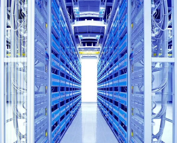 Βολή από καλώδια δικτύου και διακομιστές σε ένα κέντρο δεδομένων τεχνολογίας — Φωτογραφία Αρχείου
