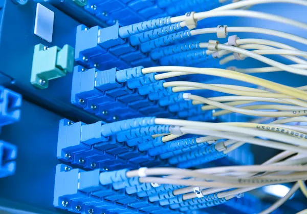 Routers de sala de servidores de red y cables de fibra óptica —  Fotos de Stock