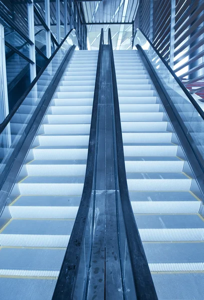 Escalera mecánica azul que disminuye — Foto de Stock