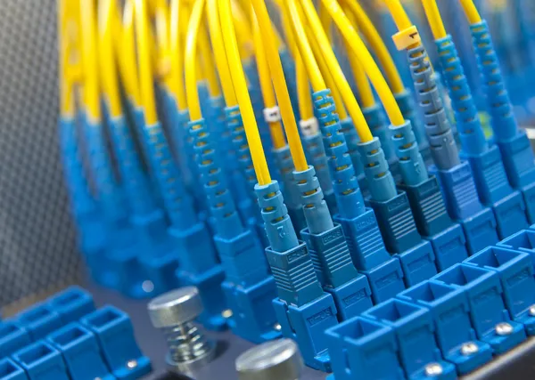 Routeurs de salle de serveur réseau et câbles à fibre optique — Photo