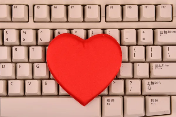 Rood hart op toetsenbord — Stockfoto