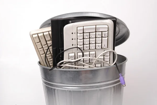 Différentes pièces d'ordinateur et téléphone dans la poubelle — Photo