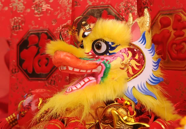중국 새 해 장식-전통 춤 용, 황금 동전 및 돈을 레드 패킷, 붉은 폭죽 — 스톡 사진
