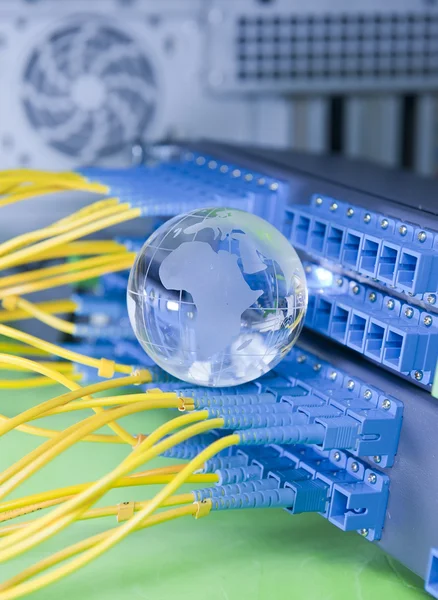 Kable sieciowe i serwery w centrum danych technologicznych — Zdjęcie stockowe