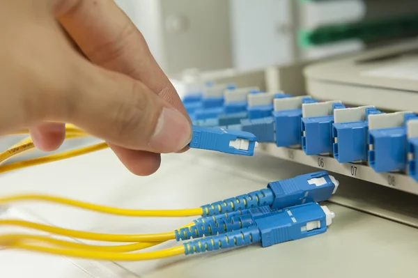 Cable de fibra servir con estilo de tecnología contra fondo de fibra óptica — Foto de Stock