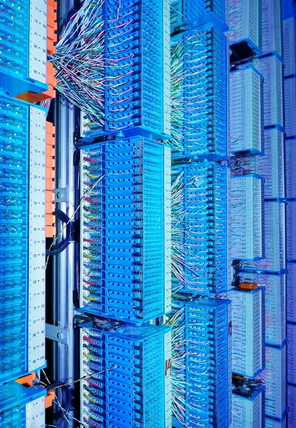 Routery sieciowe serwera pokoju i optyczne kable światłowodowe — Zdjęcie stockowe