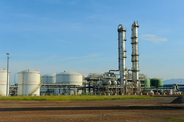 Instalação industrial de refinaria de petróleo — Fotografia de Stock