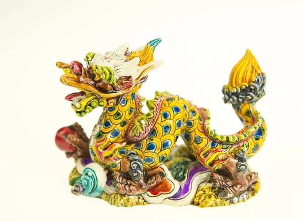 Colorata statua del drago cinese su sfondo bianco — Foto Stock