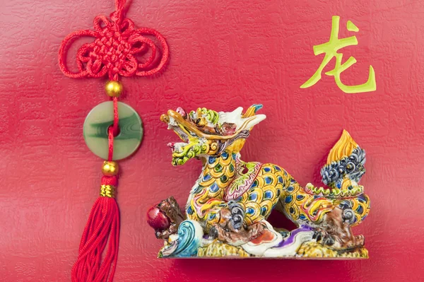 Bunte chinesische Drachenstatue auf weißem Hintergrund — Stockfoto