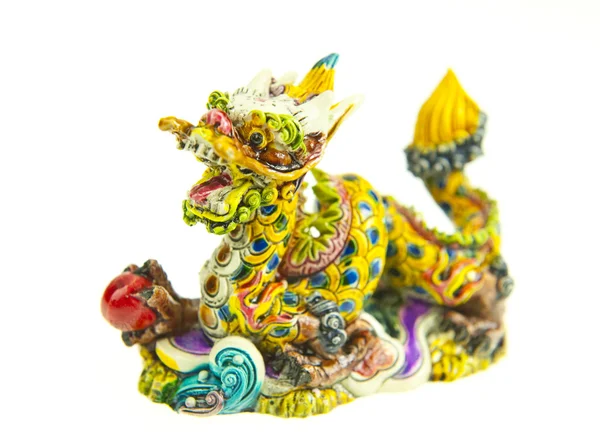 Beyaz arka plan üzerinde renkli bir Çinli ejderha heykeli — Stok fotoğraf