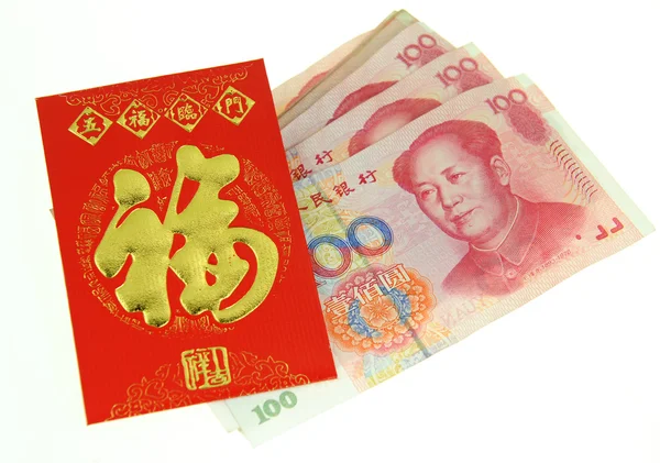 Китайские новогодние украшения - традиционный танцевальный дракон, золотая монета и красный пакет денег, красный фейерверк — стоковое фото