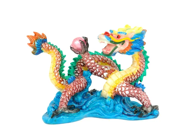 Барвисті китайський дракон статуя на білому тлі — стокове фото