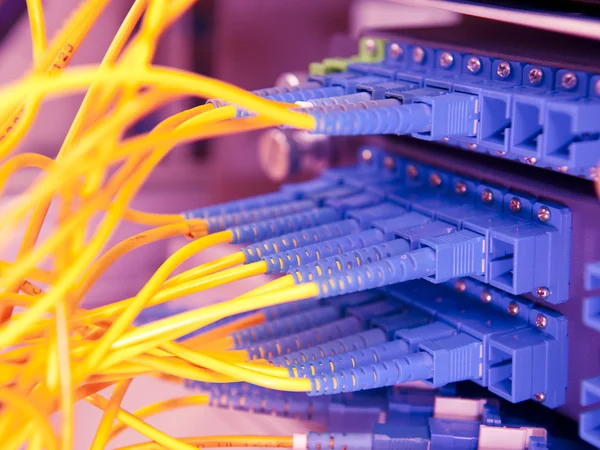 Tiro de cables de red y servidores en un centro de datos de tecnología — Foto de Stock