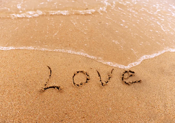 Amore u scritto a mano in sabbia — Foto Stock