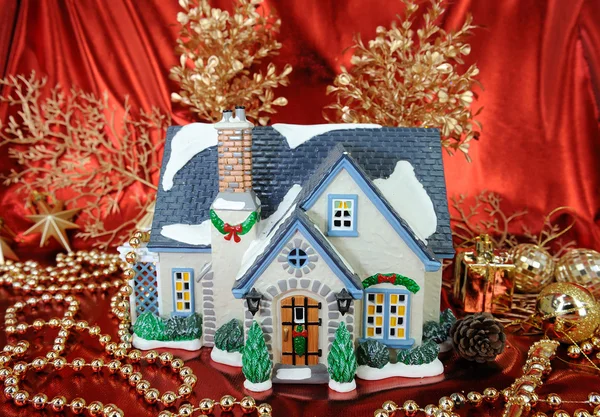 Haus der Weihnachtskarte mit Dekorationen — Stockfoto