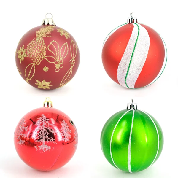 Tradizionale palla di Natale isolato su sfondo bianco — Foto Stock