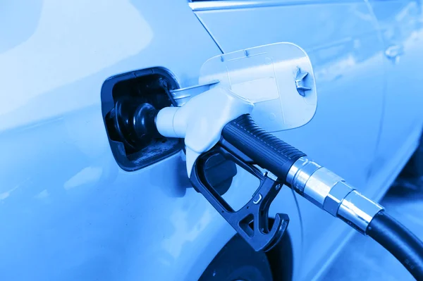Llenar el combustible en la gasolinera —  Fotos de Stock