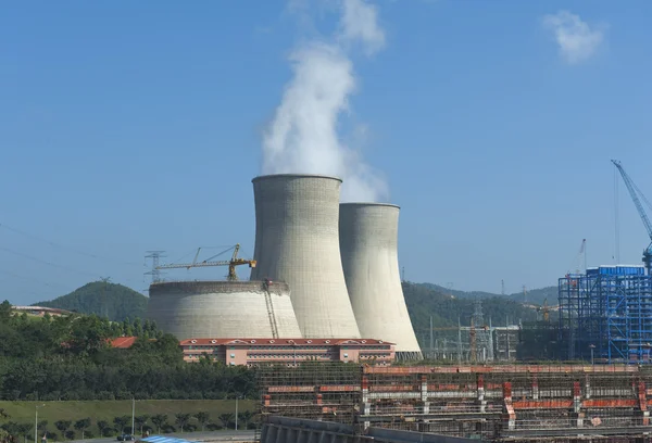 परमाणु ऊर्जा संयंत्र के कूलिंग टॉवर — स्टॉक फ़ोटो, इमेज