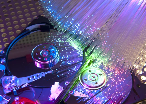 Ordenador de disco duro y cabezas en la tecnología de fibra óptica de fondo —  Fotos de Stock