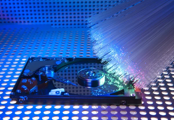 Ordenador de disco duro y cabezas en la tecnología de fibra óptica de fondo — Foto de Stock