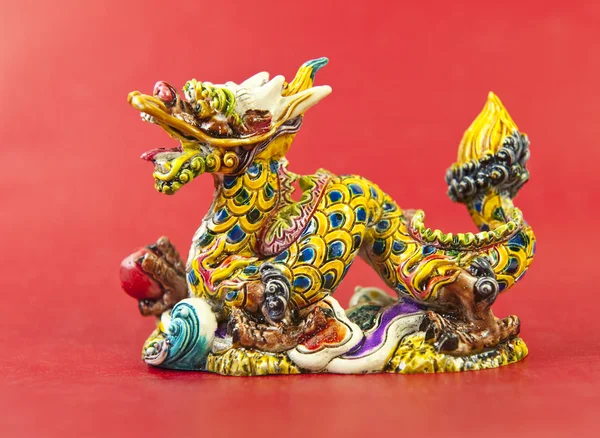 Colorida estatua de dragón chino sobre fondo blanco —  Fotos de Stock