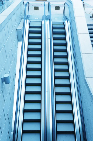 Niebieski zmniejsza schodów ruchomych — Zdjęcie stockowe