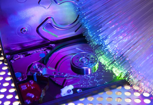 Комп'ютерний жорсткий диск і голови на фоні технологій оптоволокна — стокове фото
