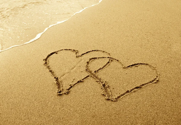 Zwei Herzen im Sand am Strand gezeichnet — Stockfoto