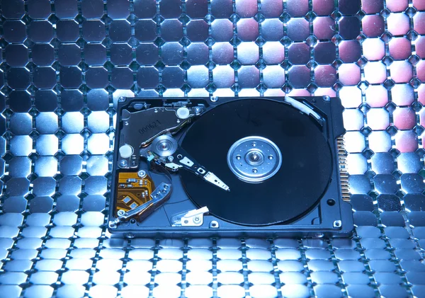 Computer harddisk en hoofden op technologie glasvezel achtergrond — Stockfoto