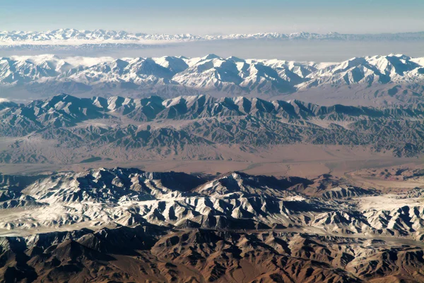 Luchtfoto van besneeuwde bergen in yukon grondgebied, canada. — Stockfoto