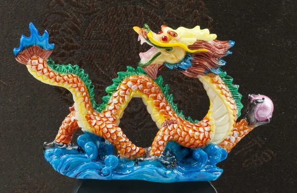 Blått och guld kinesiska draken staty på svart vägg — Stockfoto