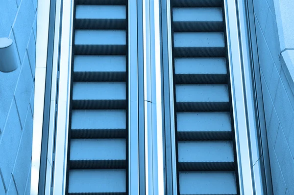 Escalera mecánica azul que disminuye — Foto de Stock