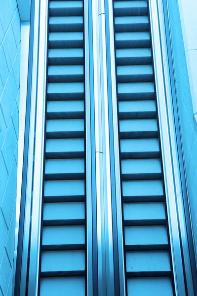 Escalera mecánica azul que disminuye —  Fotos de Stock