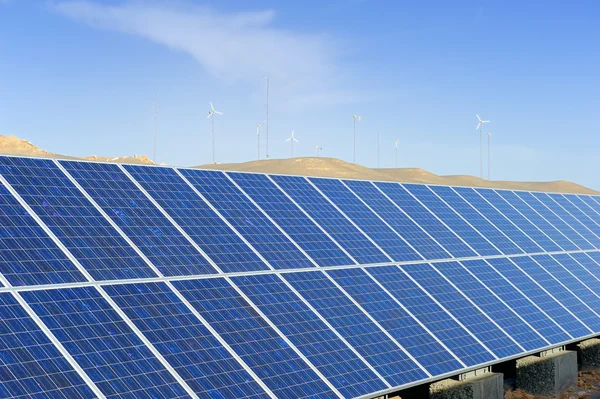 Painel solar com casa no deserto — Fotografia de Stock