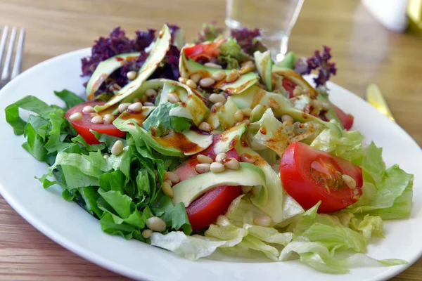 Avokadolu salata. — Stok fotoğraf