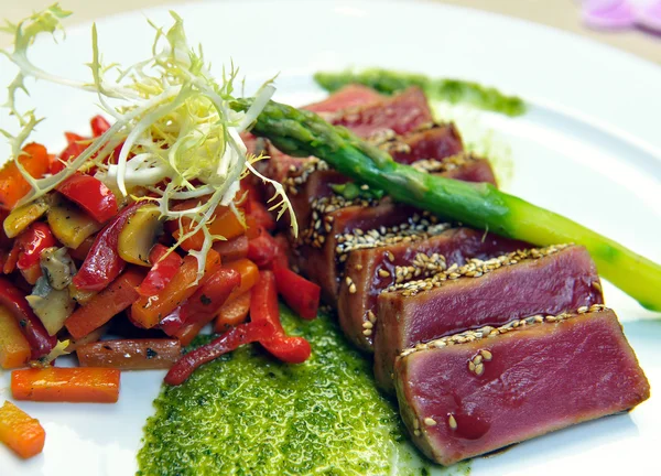 Half-geroosterde tonijn met gestoofde groenten — Stockfoto