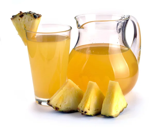 Bicchiere pieno e brocca di succo d'ananas — Foto Stock
